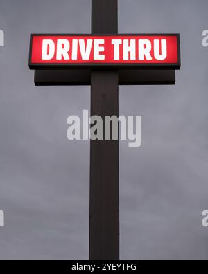 Un écriteau rouge dynamique qui fait la publicité d'un restaurant de restauration rapide au drive-in, avec espace de copie Banque D'Images
