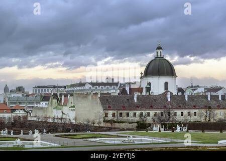 Vue de l'église salésienne depuis le jardin du palais du Belvédère, Vienne, Autriche, Europe Banque D'Images