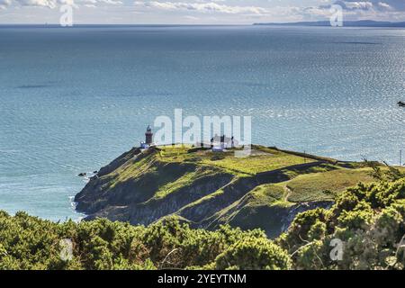 Le phare de Baily est un phare situé dans la partie sud-est de Howth Head, dans le comté de Dublin, en Irlande, en Europe Banque D'Images