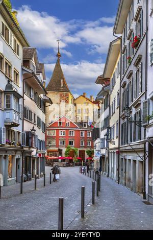 Rue avec des maisons historiques dans le centre-ville de Zurich, Suisse, Europe Banque D'Images