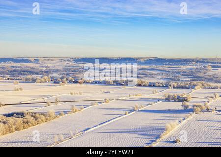 Vue aérienne à un paysage rural avec de la neige et du gel sur les champs une froide journée d'hiver, Suède, Europe Banque D'Images