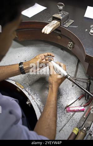 Coupe de pierres précieuses coupant un anneau de saphir, atelier de coupe de pierres précieuses à Kandy, Province centrale, Sri Lanka, Asie Banque D'Images