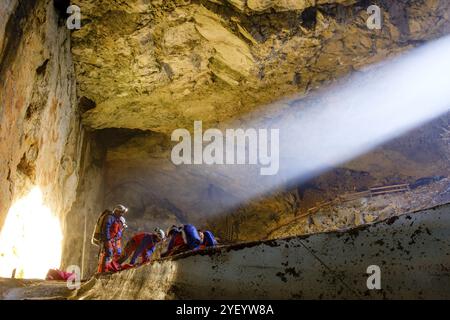 Sunbeam brille dans la grotte, les sauveteurs de la grotte du service bavarois de secours en montagne ont sauvé un homme blessé de la grotte de glace de Schellenberg, Marktschel Banque D'Images