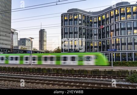 Le siège du prestataire de services logistiques DB Schenker AG, sur la Kruppstrasse, à la gare principale d'Essen, Skyline, Rhénanie-du-Nord-Westphalie, Banque D'Images