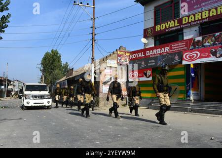 Des manifestations ont éclaté à Srinagar, dans le Cachemire sous administration indienne, après le meurtre de deux rebelles par les forces gouvernementales indiennes lors d'une fusillade dans la région de Nowgam à Srinagar le 24 octobre 2018. Les rebelles tués dans la rencontre ont été identifiés comme Dr Sabzaar Sofi et Asif Ahmad, et six soldats indiens ont également été blessés lors de la fusillade. La maison où les combats ont eu lieu a également été gravement endommagée. La fusillade et le meurtre des deux militants ont déclenché de violentes manifestations et des affrontements entre les manifestants et les forces indiennes. Les rebelles ont assisté aux funérailles du Dr Sabzaar Sofi et offert Banque D'Images