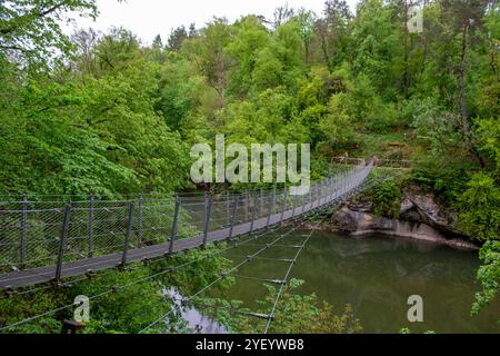 Nouveau pont suspendu dans la haute vallée du Danube près d'Inzigkofen Banque D'Images