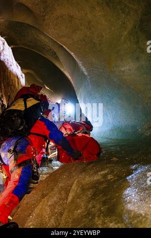 Les sauveteurs de grottes du service bavarois de secours en montagne ont sauvé un homme blessé dans la grotte de glace de Schellenberg, Marktschellenberg, Berchtesgadener Land Banque D'Images