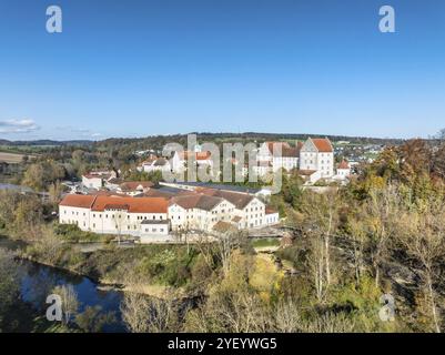 Vue aérienne du village de Scheer avec le palais résidentiel et l'ancienne papeterie de Kraemer, aujourd'hui parc industriel sur les rives du Danub Banque D'Images