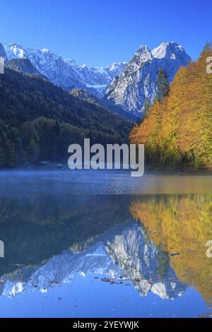 Montagnes reflétées dans le lac, brouillard, lumière du matin, couleurs d'automne, Riessersee, Waxensteine Behind, chaîne de Wetterstein, Garmisch-Partenkirchen, Bavière, G. Banque D'Images