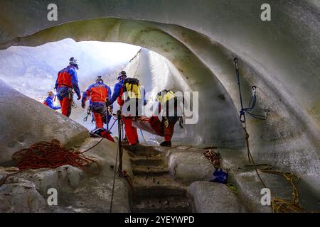 Les sauveteurs de grottes du service bavarois de secours en montagne ont sauvé un homme blessé dans la grotte de glace de Schellenberg, Marktschellenberg, Berchtesgadener Land Banque D'Images