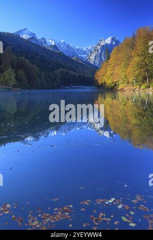 Montagnes reflétées dans le lac, brouillard, lumière du matin, couleurs d'automne, Riessersee, Waxensteine Behind, chaîne de Wetterstein, Garmisch-Partenkirchen, Bavière, G. Banque D'Images