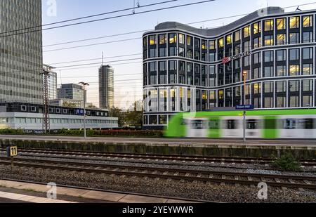 Le siège du prestataire de services logistiques DB Schenker AG, sur la Kruppstrasse, à la gare principale d'Essen, Skyline, Rhénanie-du-Nord-Westphalie, Banque D'Images