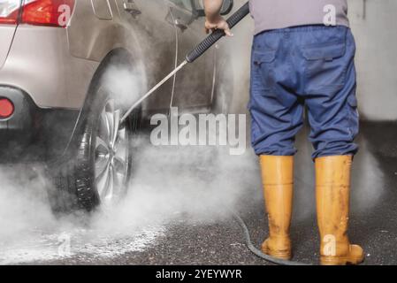 Lavage de voiture manuel avec eau sous pression dans le lavage de voiture extérieur Banque D'Images