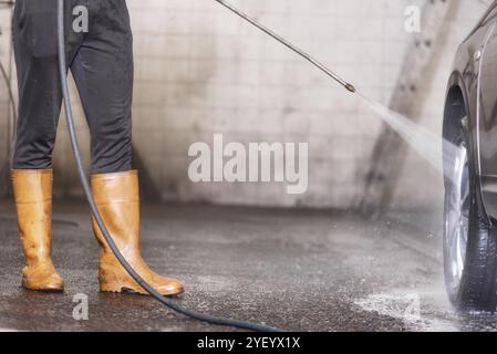 Lavage de voiture manuel avec eau sous pression dans le lavage de voiture extérieur Banque D'Images