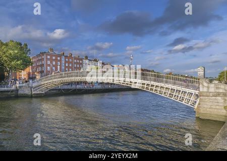 Le pont Ha'penny, officiellement le pont Liffey, est un pont piétonnier construit en mai 1816 sur la rivière Liffey à Dublin, en Irlande, en Europe Banque D'Images