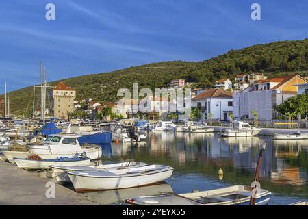 Tour quadrangulaire dans le port de la ville de Marina, Croatie, Europe Banque D'Images