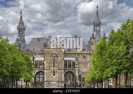 Gothique Aix-la-Chapelle Rathaus ou Hôtel de ville d'Aix-la-Chapelle est l'une des structures les plus frappantes de l'Altstadt d'Aix-la-Chapelle, en Allemagne, en Europe Banque D'Images