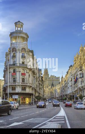 Gran via est une rue commerçante ornée et haut de gamme située dans le centre de Madrid, en Espagne, en Europe Banque D'Images