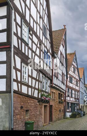 Rue avec maisons historiques à colombages à Budingen, Hesse, Allemagne, Europe Banque D'Images