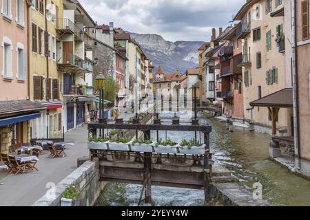 Maisons historiques le long de la rivière Thiou dans la vieille ville d'Annecy, France, Europe Banque D'Images