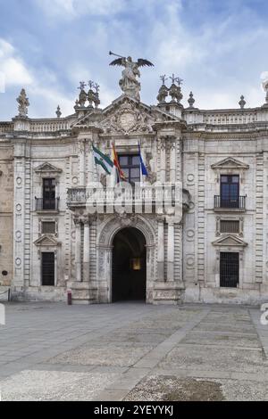 La Royal Tobacco Factory est un bâtiment en pierre du XVIIIe siècle situé à Séville, en Espagne, en Europe Banque D'Images