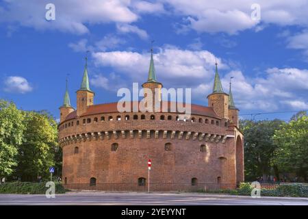 Cracovie Barbican est une porte historique menant à la vieille ville de Cracovie, en Pologne, en Europe Banque D'Images