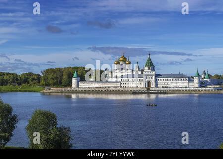 Le monastère d'Ipatiev est un monastère masculin, situé sur la rive de la rivière Kostroma juste en face de la ville de Kostroma, Russie, Europe Banque D'Images