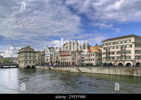 Remblai de la rivière Limmat avec des maisons historiques dans le centre-ville de Zurich, Suisse, Europe Banque D'Images