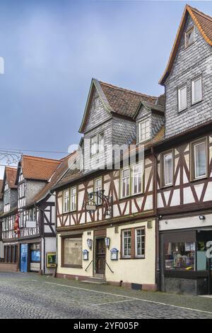 Rue avec maison historique à colombages à Budingen, Hesse, Allemagne, Europe Banque D'Images