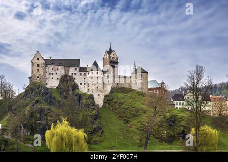 Le château de Loket est un château du XIIe siècle situé à environ 12 kilomètres de Karlovy Vary sur un rocher massif dans la ville de Loket, en République tchèque, en Europe Banque D'Images