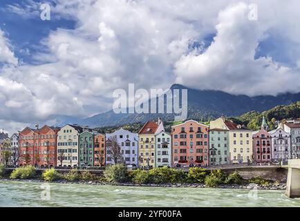 Maisons colorées sur le quai de la rivière Inn à Innsbruck, Autriche, Europe Banque D'Images