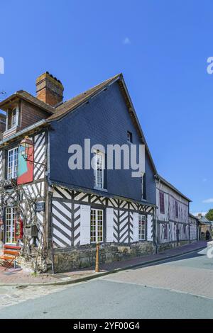 Rue avec maisons historiques à colombages à Beuvron-en-Auge, France, Europe Banque D'Images