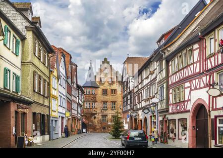 Rue avec maisons historiques à colombages à Budingen, Hesse, Allemagne, Europe Banque D'Images