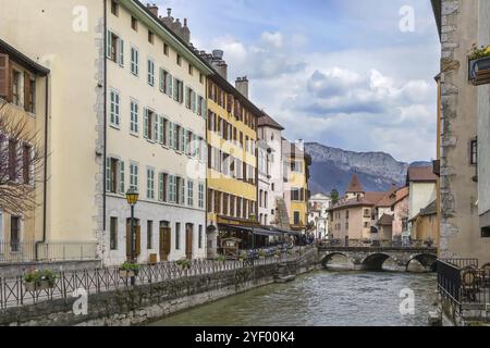 Maisons historiques le long de la rivière Thiou dans la vieille ville d'Annecy, France, Europe Banque D'Images