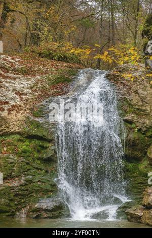 Bruit de cascade aux chutes de Rufabgo Creek, Adygea, Russie, Europe Banque D'Images