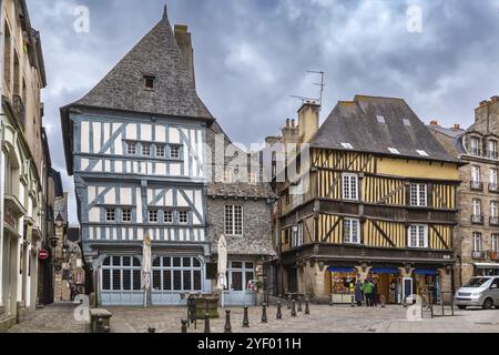 Rue avec maisons à colombages dans le centre ville de Dinan, Bretagne, France, Europe Banque D'Images