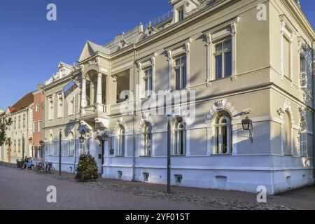 Rue dans le centre-ville de Parnu, Estonie, Europe Banque D'Images