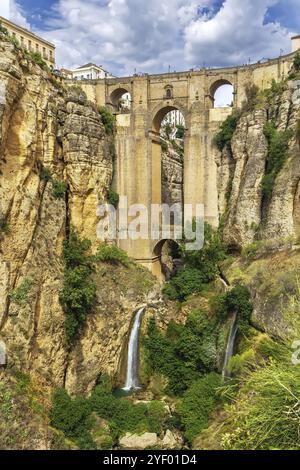 Puente Nuevo (Nouveau pont) est le plus grand pont qui enjambe le gouffre profond de 120 mètres qui divise la ville de Ronda, en Espagne, en Europe Banque D'Images