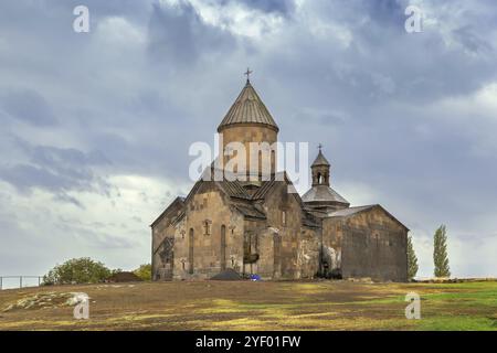 Saghmosavank est un complexe monastique arménien du XIIIe siècle situé dans le village de Saghmosavan en Arménie Banque D'Images