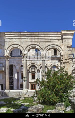 Colonnade du carré péristyle (peristil). Vue de la cathédrale, Split, Croatie, Europe Banque D'Images