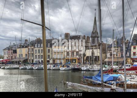 Quai dans le centre historique de Honfleur, France, Europe Banque D'Images