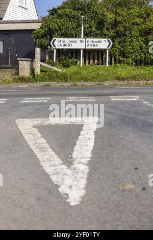 Carrefour routier avec marquages prioritaires et signalisation vers Stromness et Kirkwall, Orphir, Mainland, Island of Orkney, Scotland, grande-Bretagne Banque D'Images