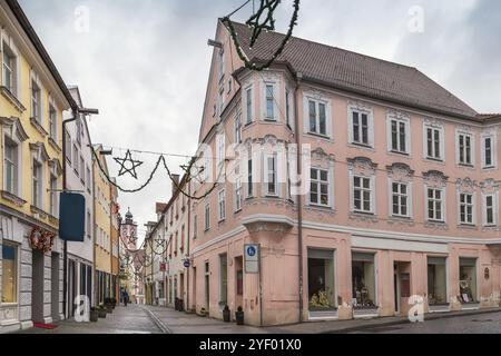 Rue avec maisons histooriques dans le centre-ville d'Eichstatt, Allemagne, Europe Banque D'Images