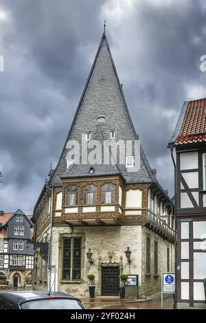 Rue avec de vieilles maisons décoratives à Goslar, Allemagne, Europe Banque D'Images