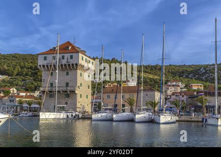 Tour quadrangulaire dans le port de la ville de Marina, Croatie, Europe Banque D'Images