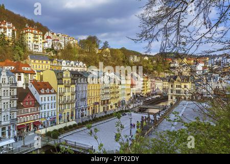 Maisons historiques le long de la rivière Tepla dans le centre-ville de Karlovy Vary, République tchèque Banque D'Images