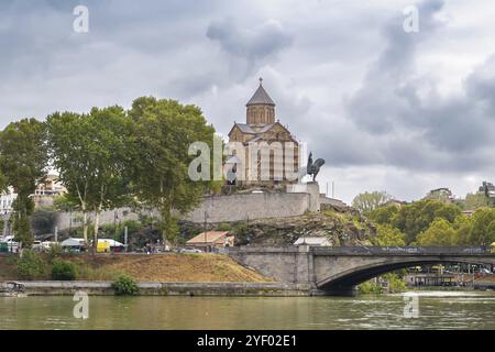 Église Vierge Marie Metekhi sur le plateau de falaise au-dessus de la rivière Kura, Tbilissi, Géorgie, Asie Banque D'Images