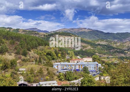 Vue de Dilijan avec les montagnes environnantes, Arménie, Asie Banque D'Images