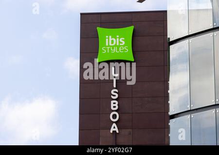 Panneau de l'hôtel ibis styles lisboa sur un immeuble à lisbonne, portugal, face à un ciel partiellement nuageux Banque D'Images