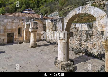 Haghartsin est un monastère de 13th ans situé près de la ville de Dilijan en Arménie. Cour de l'église Saint-Astvatsatsin Banque D'Images